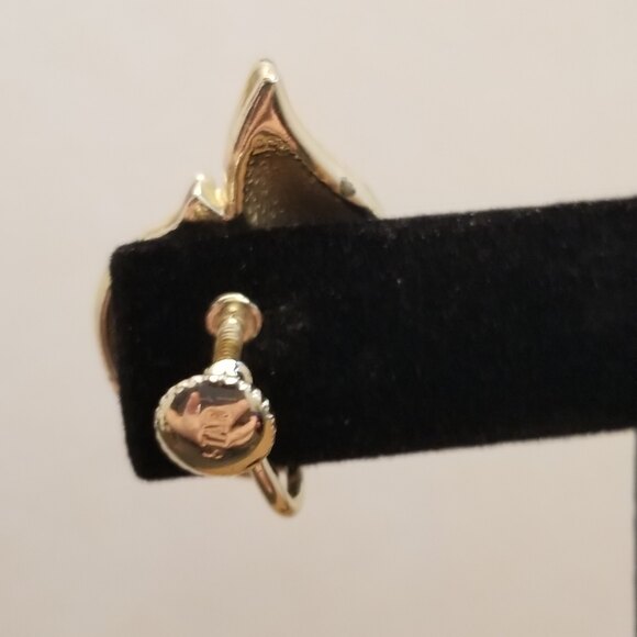 Vintage Star Gold Tone Screw Back Earrings – Textured Leaf Design - Picture 5 of 6